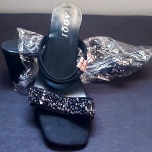 Low-heeled black fancy sandals size 39
